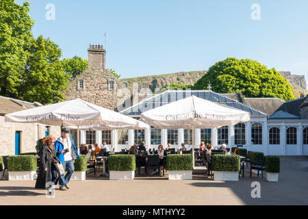 Holyrood Palace Cafe - Il Cafe al Palace Mews cortile, Canongate, Edimburgo, Scozia, con Salisbury Crags dietro Foto Stock