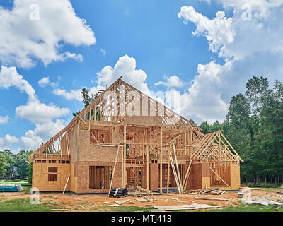 Esterno del incorniciato casa residenziale in costruzione in una suddivisione a Montgomery in Alabama, Stati Uniti d'America. Foto Stock