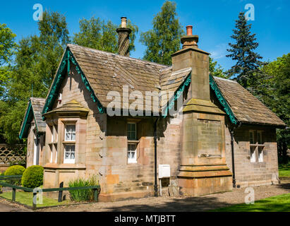 Pittoresca gatekeeper vittoriano cottage con camino ritorta, Riccarton station wagon, Heriot Watt University, Edimburgo, Scozia, Regno Unito Foto Stock