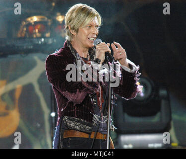 ATLANTA, GA - 8 maggio: David Bowie compie durante il suo ultimo concerto tour su Maggio 8, 2004 a Chastain Park anfiteatro di Atlanta, Georgia. Credito: Chris McKay / MediaPunch Foto Stock