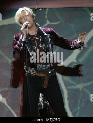 ATLANTA, GA - 8 maggio: David Bowie compie durante il suo ultimo concerto tour su Maggio 8, 2004 a Chastain Park anfiteatro di Atlanta, Georgia. Credito: Chris McKay / MediaPunch Foto Stock