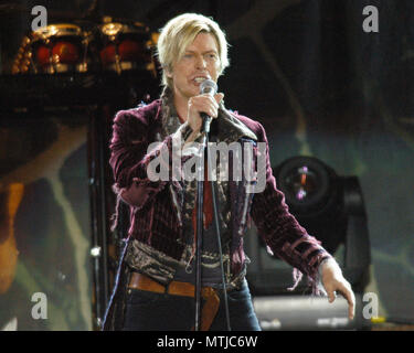 ATLANTA, GA - 8 maggio: David Bowie compie durante il suo ultimo concerto tour su Maggio 8, 2004 a Chastain Park anfiteatro di Atlanta, Georgia. Credito: Chris McKay / MediaPunch Foto Stock