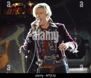 ATLANTA, GA - 8 maggio: David Bowie compie durante il suo ultimo concerto tour su Maggio 8, 2004 a Chastain Park anfiteatro di Atlanta, Georgia. Credito: Chris McKay / MediaPunch Foto Stock