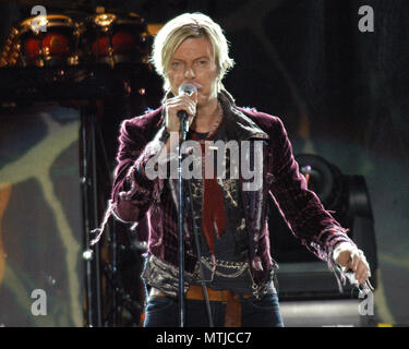 ATLANTA, GA - 8 maggio: David Bowie compie durante il suo ultimo concerto tour su Maggio 8, 2004 a Chastain Park anfiteatro di Atlanta, Georgia. Credito: Chris McKay / MediaPunch Foto Stock