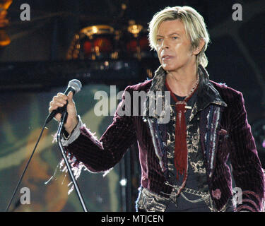 ATLANTA, GA - 8 maggio: David Bowie compie durante il suo ultimo concerto tour su Maggio 8, 2004 a Chastain Park anfiteatro di Atlanta, Georgia. Credito: Chris McKay / MediaPunch Foto Stock