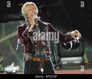 ATLANTA, GA - 8 maggio: David Bowie compie durante il suo ultimo concerto tour su Maggio 8, 2004 a Chastain Park anfiteatro di Atlanta, Georgia. Credito: Chris McKay / MediaPunch Foto Stock