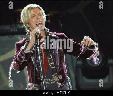 ATLANTA, GA - 8 maggio: David Bowie compie durante il suo ultimo concerto tour su Maggio 8, 2004 a Chastain Park anfiteatro di Atlanta, Georgia. Credito: Chris McKay / MediaPunch Foto Stock