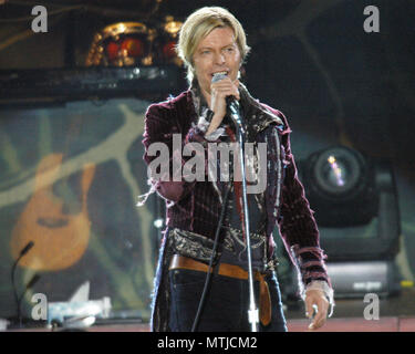 ATLANTA, GA - 8 maggio: David Bowie compie durante il suo ultimo concerto tour su Maggio 8, 2004 a Chastain Park anfiteatro di Atlanta, Georgia. Credito: Chris McKay / MediaPunch Foto Stock