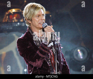 ATLANTA, GA - 8 maggio: David Bowie compie durante il suo ultimo concerto tour su Maggio 8, 2004 a Chastain Park anfiteatro di Atlanta, Georgia. Credito: Chris McKay / MediaPunch Foto Stock