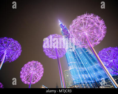 Dubai, Emirati Arabi Uniti - 15 Maggio 2018: Burj Khalifa a tarda sera contro lo sfondo di luminosa di tarassaco. Foto Stock