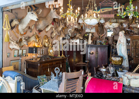 Antiquariato in mostra al Marché aux Puces de Saint-Ouen, il famoso Mercato delle Pulci, Parigi Francia Foto Stock