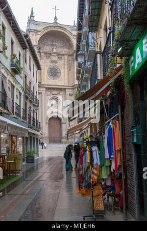 Vista della cattedrale di Granada da Calle Marqués de Girona, Granada, Andalusia, Spagna Foto Stock