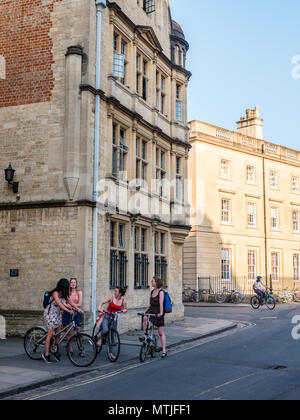 Gli studenti al di fuori di Hertford College di Oxford University Oxford Oxfordshire, England, Regno Unito, GB. Foto Stock