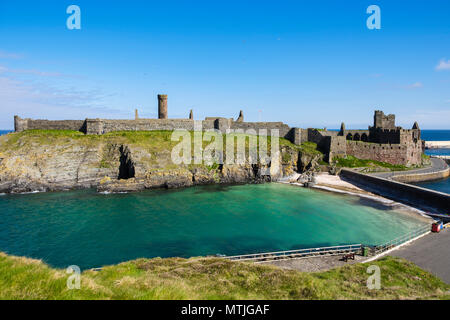 Alta Vista del castello di pelatura su San Patrizio isola e spiaggia Fenella visto dalla collina. Peel, Isola di Man e Isole britanniche Foto Stock