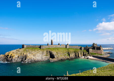 Alta Vista di Peel sul castello di San Patrizio isola e spiaggia Fenella visto dalla collina. Peel, Isola di Man e Isole britanniche Foto Stock