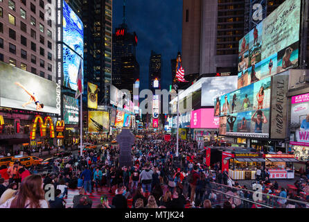 Times Square New York di notte, con la folla di gente e di luci al neon colorate di segni; Times Square e Midtown, New York City, Stati Uniti d'America Foto Stock
