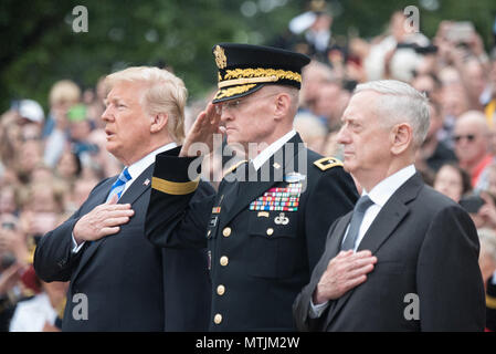 Presidente Trump, Comandante generale del distretto militare di Washington U.S. Esercito il Mag. Gen. Michael L. Howard e il Segretario della Difesa James N. Mattis rendere onori durante la ghirlanda presidenziale recante cerimonia presso la tomba del Milite Ignoto come parte del centocinquantesimo annuale di Dipartimento della Difesa (DoD) National Memorial Day osservanza ospitato dal Segretario della Difesa presso il Cimitero Nazionale di Arlington, 28 maggio 2018. Senior leadership da intorno il DoD riuniti in onore di America è caduto il servizio militare i membri. (DoD Foto di U.S. Army Sgt. James K. McCann) Foto Stock