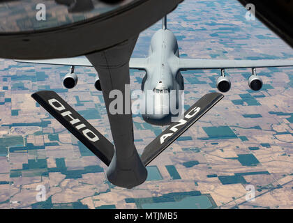 Una KC-135 Stratotanker con la 121 Air Refuelling Wing, Ohio refuels un C-5 Galaxy con il 436th Airlift Wing da Dover Air Force Base, Delaware nel cielo di northern Ohio Maggio 24, 2018. I passeggeri sulla Stratotanker erano i membri del clero da luoghi di culto vicino Rickenbacker Air National Guard Base, Ohio. (U.S. Air National Guard foto di Airman 1. Classe Tiffany A. Emery) Foto Stock