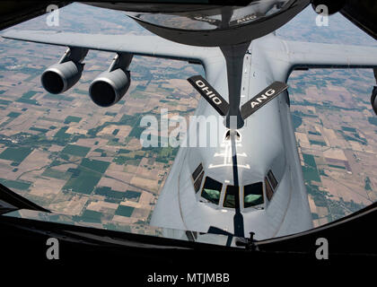 Una KC-135 Stratotanker con la 121 Air Refuelling Wing, Ohio refuels un C-5 Galaxy con il 436th Airlift Wing, Delaware nel cielo di northern Ohio Maggio 24, 2018. I passeggeri sulla Stratotanker erano i membri del clero da luoghi di culto vicino Rickenbacker Air National Guard Base, Ohio. (U.S. Air National Guard foto di Airman 1. Classe Tiffany A. Emery) Foto Stock