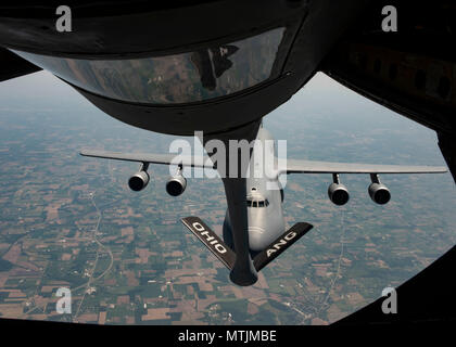 Una KC-135 Stratotanker con la 121 Air Refuelling Wing, Ohio, refuels un C-5 Galaxy con il 436th Airlift Wing da Dover Air Force Base, Delaware nel cielo di northern Ohio Maggio 24, 2018. I passeggeri sulla Stratotanker erano i membri del clero da luoghi di culto vicino Rickenbacker Air National Guard Base, Ohio. (U.S. Air National Guard foto di Airman 1. Classe Tiffany A. Emery) Foto Stock