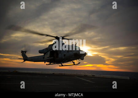 Mare Mediterraneo (27 maggio 2018) di un Marine UH-1Y Venom elicottero, attaccato al mezzo marino Tiltrotor Squadron (VMM) 162 (rinforzato), 26 Marine Expeditionary Unit (MEU), terre sulla San Antonio-Class trasporto anfibio dock USS New York (LPD 21) Maggio 27, 2018. Il ventiseiesimo MEU conduce regolari operazioni di volo al fine di mantenere la competenza e la disponibilità dell'unità mentre distribuito negli Stati Uniti Sesta flotta area di operazioni. Stati Uniti Sesta flotta, con sede a Napoli, Italia, conduce lo spettro completo di giunto e operazioni navali, spesso di concerto con alleati e partner interagenzie per adva Foto Stock