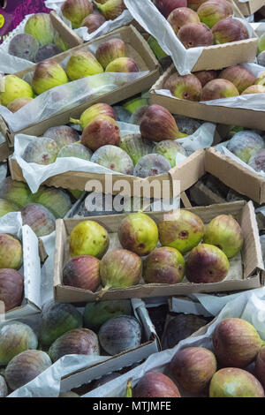 Fichi freschi per la vendita su un mercato in stallo al mercato di Borough di Londra. appena raccolto i frutti e le figure su un fruttivendolo stallo per frutta e verdura. Foto Stock