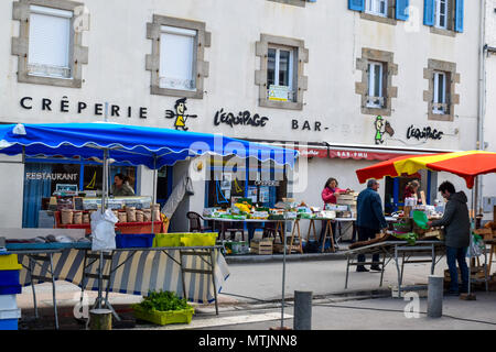 Giovedì è il giorno di mercato settimanale per il piccolo Finisterre città di Carantec sul Seacoast in Bretagna, Francia. Foto Stock