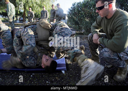 Cpl. Cory Espejo, una macchina gunner e Cpl. Diego Cuevas, un assaultman con scopi speciali Air-Ground Marine Task Force Response-Africa crisi, eseguire la massa delle tecniche di combattimento prima di un fucile intervallo vicino Naval Air Station Sigonella, Italia, Gen 3, 2017. Marines condotta una sollecitazione shoot, che ha coinvolto un fisicamente estenuante lavoro seguiti da un corso di fuoco mirato a verificare la Marine la funzione cognitiva. (U.S. Marine Corps foto di Cpl. Alexander Mitchell/rilasciato) Foto Stock