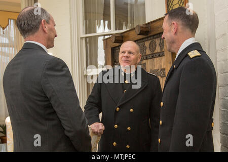 Il comandante del Marine Corps gen. Robert B. Neller, centro, parla con gli Stati Uniti in pensione Navy Adm. Jonathan W. Greenert, sinistra e ADM. John M. Richardson, Capo di operazioni navali, prima che il segretario della Marina sfilata di addio alla caserma marini Washington, Washington D.C., Gennaio 6, 2017. La sfilata è stato tenuto in onore dell'onorevole Raymond E. Mabus chi è stato il più longevo segretario della Marina Militare dalla guerra mondiale I. (U.S. Marine Corps foto di Cpl. Samantha K. Braun) Foto Stock