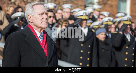 Gli onorevoli Raymond E. Mabus, segretario della Marina Militare, sorge durante il suo addio parade presso caserma marini Washington, Washington D.C., Gennaio 6, 2017. Mabus era il più longevo segretario della Marina Militare dalla guerra mondiale I. (U.S. Marine Corps foto di Cpl. Samantha K. Braun) Foto Stock