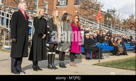 Gli onorevoli Raymond E. Mabus, sinistra, segretario della Marina e la sua famiglia, stand durante il suo addio parade presso caserma marini Washington, Washington D.C., Gennaio 6, 2017. Mabus era il più longevo segretario della Marina Militare dalla guerra mondiale I. (U.S. Marine Corps foto di Cpl. Samantha K. Braun) Foto Stock