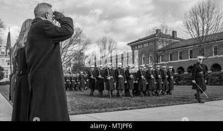 Gli onorevoli Raymond E. Mabus, sinistra, segretario della Marina, saluta durante il suo addio parade presso caserma marini Washington, Washington D.C., Gennaio 6, 2017. Mabus era il più longevo segretario della Marina Militare dalla guerra mondiale I. (U.S. Marine Corps foto di Cpl. Samantha K. Braun) Foto Stock