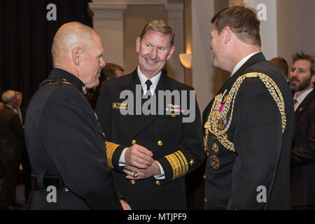 Il comandante del Marine Corps gen. Robert B. Neller, sinistra, parla con gli ospiti che frequentano il segretario della Marina sfilata di addio alla caserma marini Washington, Washington D.C., Gennaio 6, 2017. La sfilata è stato tenuto in onore dell'onorevole Raymond E. Mabus chi è stato il più longevo segretario della Marina Militare dalla guerra mondiale I. (U.S. Marine Corps foto di Cpl. Samantha K. Braun) Foto Stock