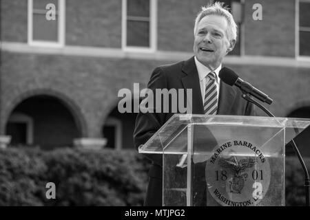 Gli onorevoli Raymond E. Mabus, segretario della Marina, parla durante il suo addio parade presso caserma marini Washington, Washington D.C., Gennaio 6, 2017. Mabus era il più longevo segretario della Marina Militare dalla guerra mondiale I. (U.S. Marine Corps foto di Cpl. Samantha K. Braun) Foto Stock