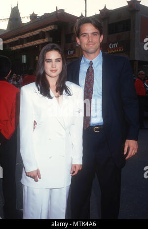 HOLLYWOOD, CA - 20 giugno: (L-R) attrice Jennifer Connelly e attore Billy Campbell assistere "l'Rocketeer' Hollywood Premiere in congiunzione con la El Capitan theater Re-Opening Ribbon-Cutting cerimonia su Giugno 20, 1991 a El Capitan Theater di Hollywood, in California. Foto di Barry re/Alamy Stock Photo Foto Stock