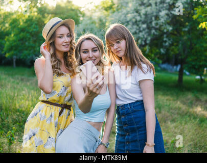 Un gruppo di ragazze amici prendere selfie foto Foto Stock