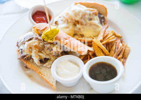 Sandwich tostato servito con patate fritte Foto Stock