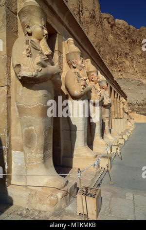 Tempio di Hatshepsut nei pressi di Luxor in Egitto Foto Stock