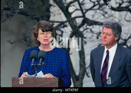 Washington, DC. 1993/02/11: il presidente William Jefferson Clinton annuncia la sua intenzione di nominare Janet Reno come procuratore generale. L'annuncio è stato fatto nel Giardino delle Rose della Casa Bianca fotografia di Dennis Brack Foto Stock