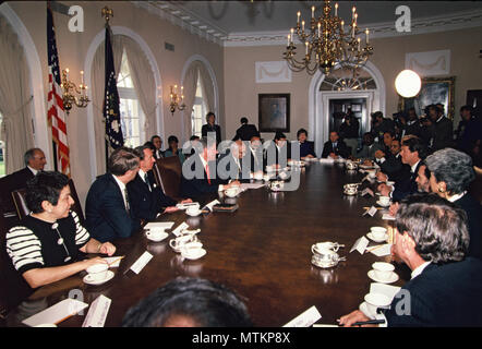 Il presidente William Jefferson Clinton alla prima riunione del gabinetto nel gennaio 1993. Fotografia di Dennis Brack Foto Stock