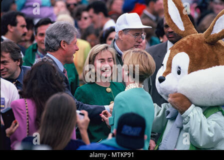 Washington, DC 1993/04/01 il presidente William Jefferson Clinton e la First Lady al White House Easter egg roll. Fotografia di Dennis Brack Foto Stock