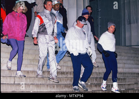 Washington DC 1993/01/22 il presidente William Jefferson Clinton prende un Early Morning jog e scorre verso il basso lungo le fasi del Lincoln Memorial fotografia di Dennis Brack Foto Stock