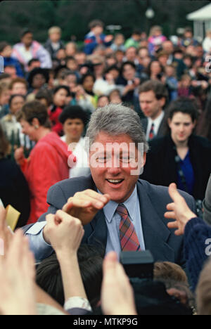 Washington, DC 1993/04/01 il presidente William Jefferson Clinton scuote le mani all'Uovo di Pasqua rotolo sul prato Sud della Casa Bianca fotografia di Dennis Brack Foto Stock