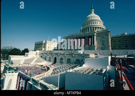 Washington, DC 1985/01/20 inutilizzati dei cavalletti Inuguration mentre la seconda inaugurazione del Presidente Ronald Reagan si terrà in Campidoglio US Rotunda. La manifestazione è stata spostata all'interno a causa delle estreme condizioni di clima freddo. Fotografia di Dennis Brack Foto Stock