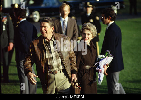 Washington, DC il Presidente Ronald Reagan e la First Lady Nancy Reagan di lasciare la Casa Bianca per Camp David. Fotografia di Dennis Brack Foto Stock