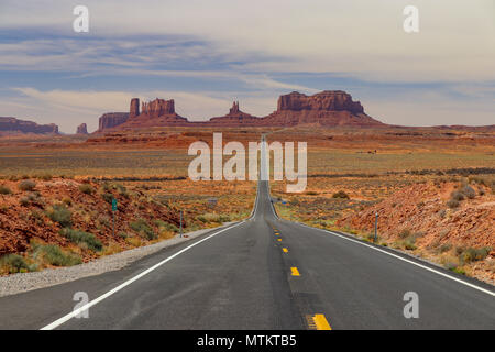 Questo famoso Highway 163 viaggia verso i monumenti in Utah e Arizona. Deserto paesaggio della Valle Ovest Americano Foto Stock