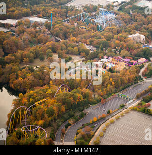 Vista aerea di Busch Gardens di Williamsburg, vecchio paese in caduta. Questo uccelli-eye mostra stupendo fogliame di autunno Montagne russe e una vista della mappa. Foto Stock