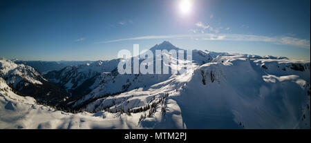 Antenna di bella montagna panoramica vista del paesaggio. Preso in Artist Point, a nord-est di Seattle, Washington, Stati Uniti d'America. Foto Stock