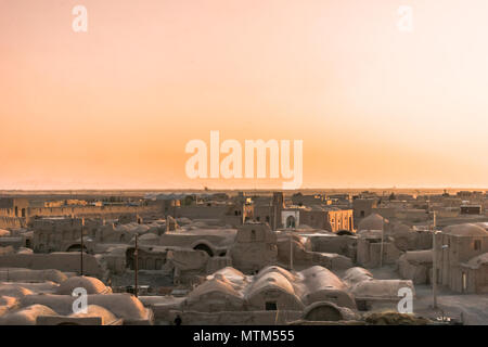 Vista sul tramonto sulla città fantasma di Ghoortan citadell da Varzaneh in Iran Foto Stock