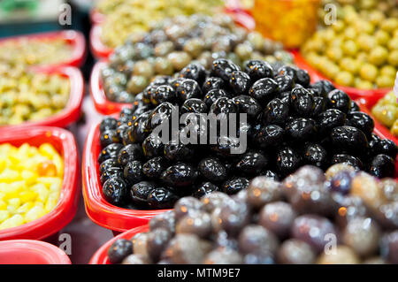 Assortimento di olive nel mercato Foto Stock